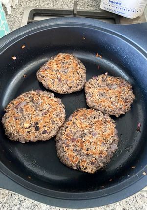 Una foto de Hamburguesa de porotos negros, con avena