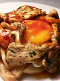 Tiras de muslos de pollo, con patatas fritas y huevos