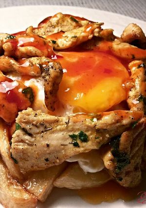 Foto principal de Tiras de muslos de pollo, con patatas fritas y huevos