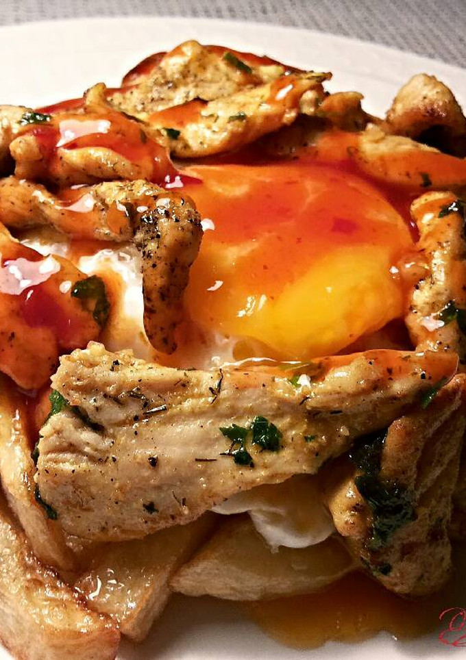 Una foto de Tiras de muslos de pollo, con patatas fritas y huevos