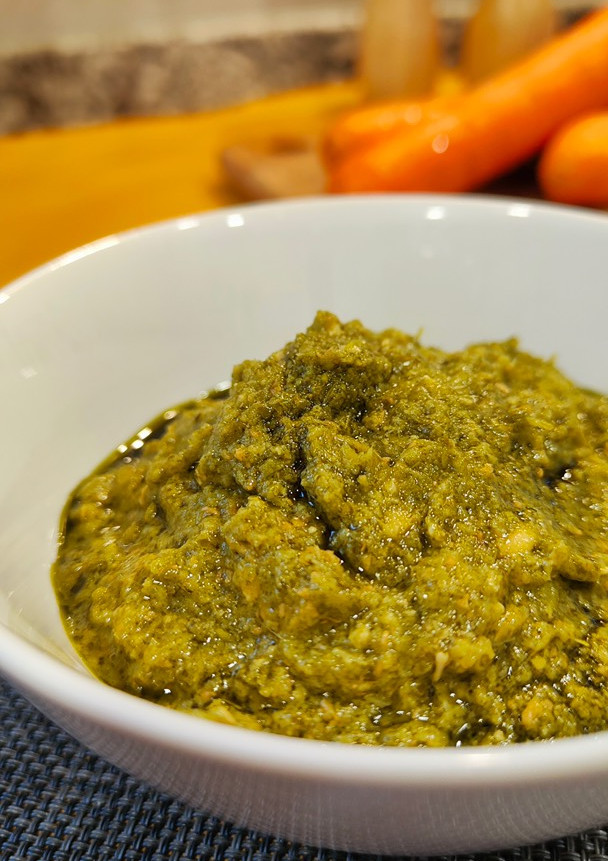 Una foto de Pesto de hojas de zanahoria