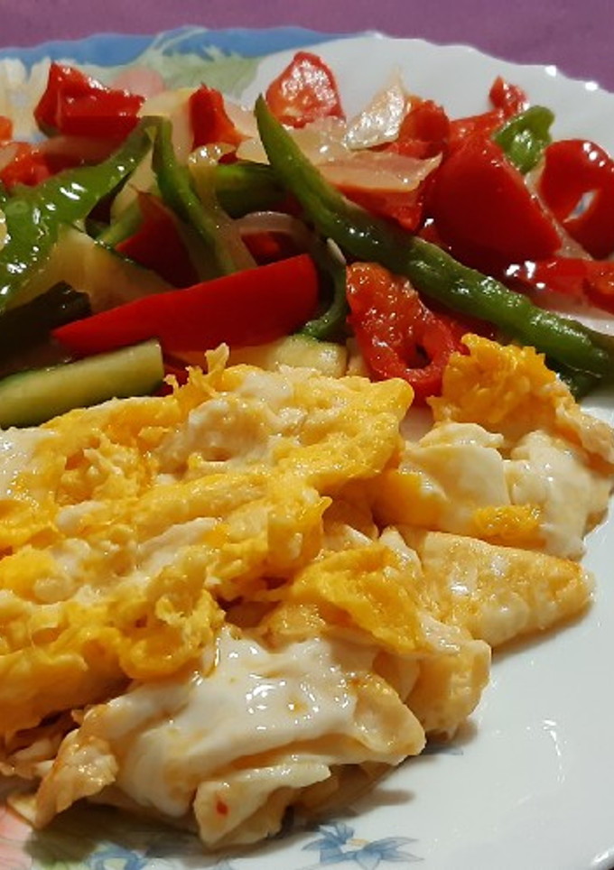 Una foto de Huevos revueltos con verduras