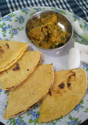 મકાઈ નો રોટલો (Makai Rotlo Recipe In Gujarati) રેસીપી મુખ્ય ફોટો