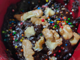 Brownie de chocolate con nueces en taza