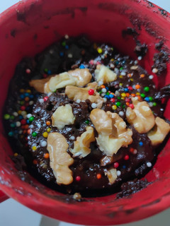 Una foto de Brownie de chocolate con nueces en taza