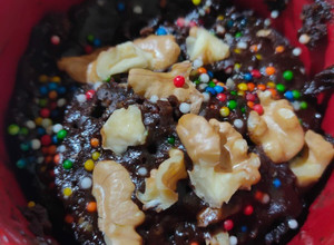 Una foto de Brownie de chocolate con nueces en taza