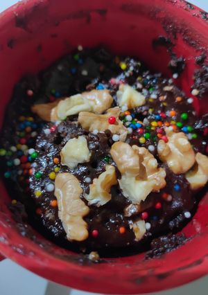 Una foto de Brownie de chocolate con nueces en taza