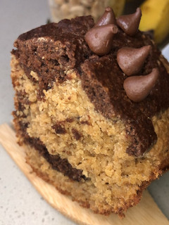 Una foto de Banana marbled cake