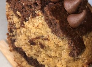 Una foto de Banana marbled cake