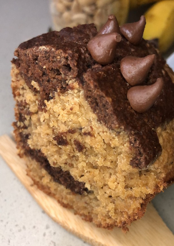Una foto de Banana marbled cake