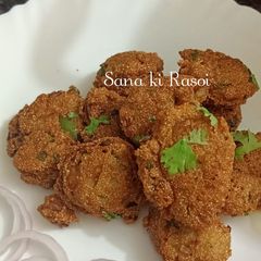 A picture of Suji pakoda.