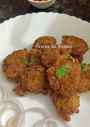 A picture of Suji pakoda.
