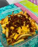 Papas con cheddar y bacon