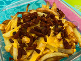 Papas con cheddar y bacon