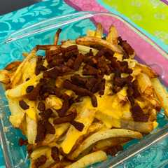 Una foto de Papas con cheddar y bacon