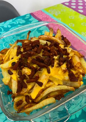 Una foto de Papas con cheddar y bacon