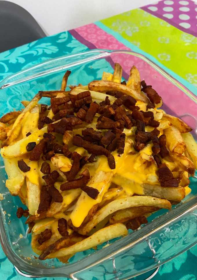 Una foto de Papas con cheddar y bacon