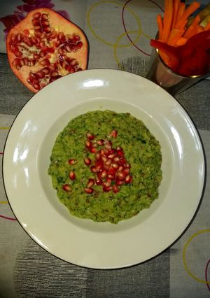 O poză a rețetei Salată de avocado și rodie.