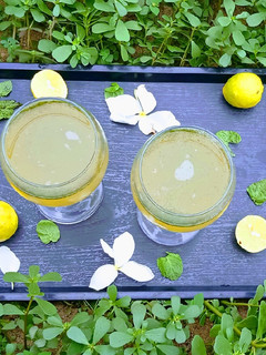 A picture of Mint Lemonade.