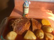 Una foto de pierna de cerdo al horno con achiote