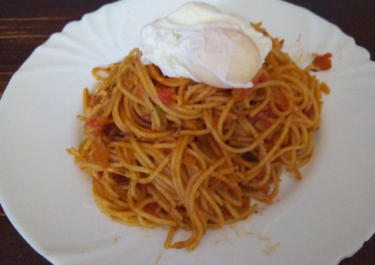 Spaghetti with poached egg