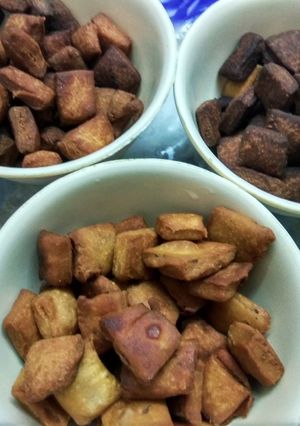 A picture of Masala Namakpara and chocolate and custard flavoured Shakkarpara.
