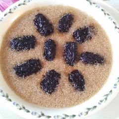 A picture of Amaranth date cake 黑枣蒸苋菜籽.