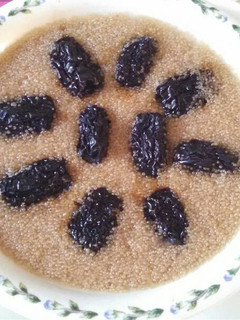 A picture of Amaranth date cake 黑枣蒸苋菜籽.