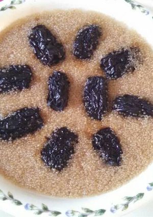 A picture of Amaranth date cake 黑枣蒸苋菜籽.