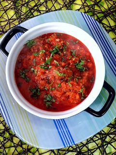 Una foto de Charmula mediterránea de cilantro, perejil y especias