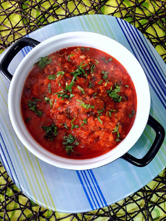 Una foto de Charmula mediterránea de cilantro, perejil y especias