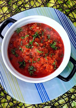 Una foto de Charmula mediterránea de cilantro, perejil y especias
