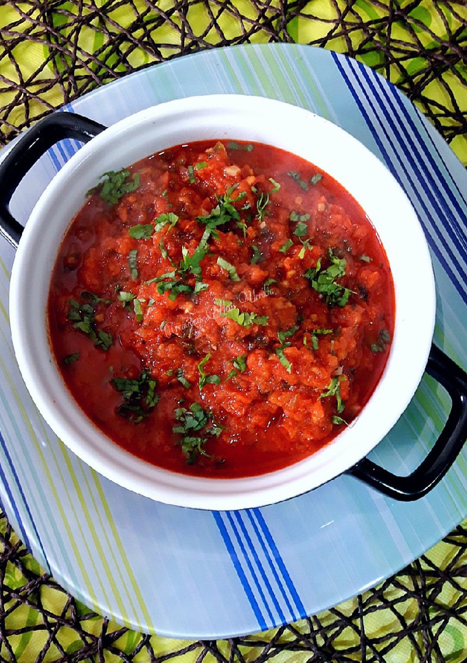 Una foto de Charmula mediterránea de cilantro, perejil y especias