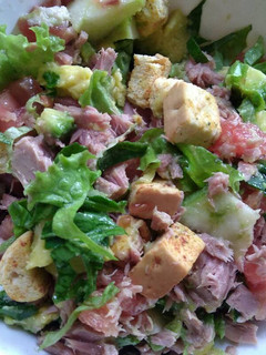Una foto de Ensalada con atún y crotones
