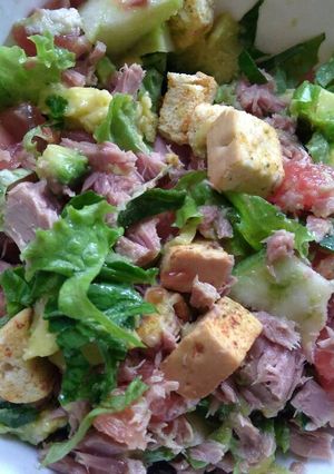 Una foto de Ensalada con atún y crotones