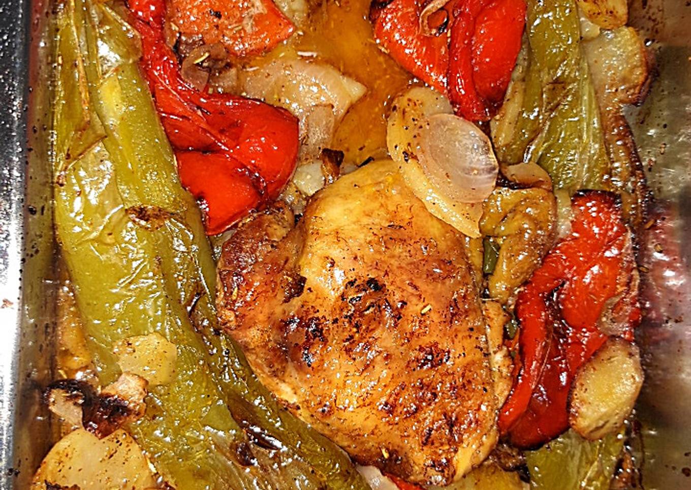 Pollo al horno con pimientos y cebolla y base de patatas