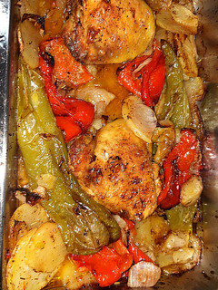 Una foto de Pollo al horno con pimientos y cebolla y base de patatas