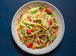 Foto resep Som Tum Thai (green papaya salad)