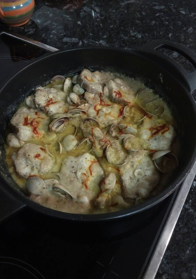 Una foto de Cazón con almejas al ajo quemado de pescador