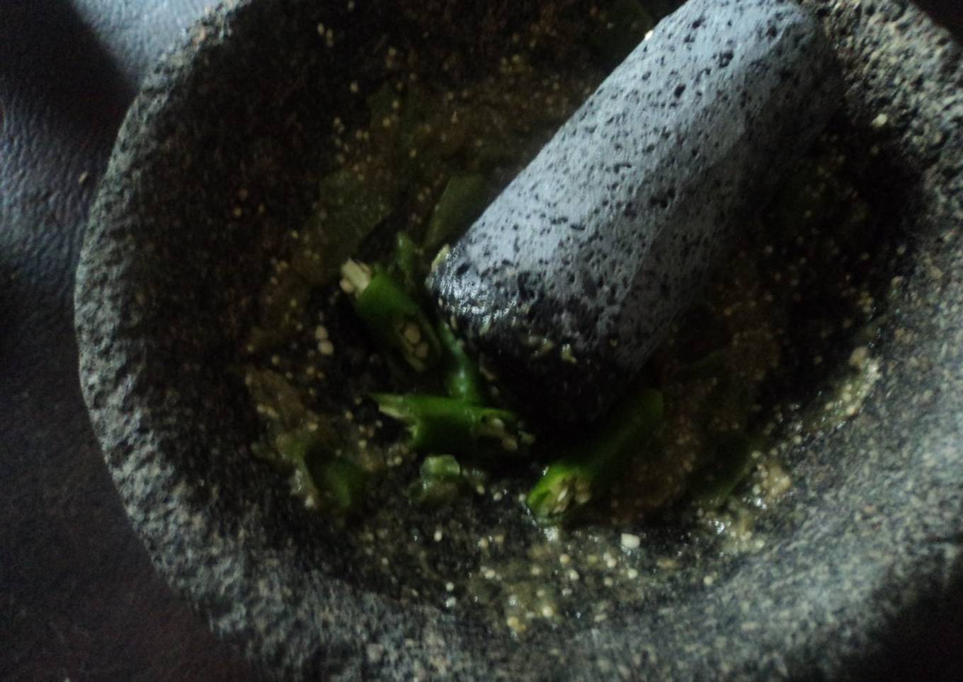 Salsa con polvo de charal al mezcal mexicana de chilitos de agua dulces