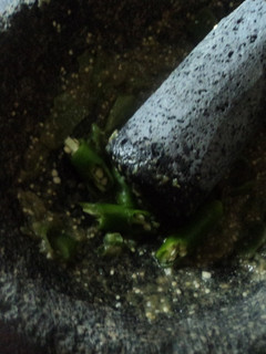 Una foto de Salsa con polvo de charal al mezcal mexicana de chilitos de agua dulces