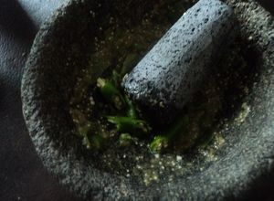 Una foto de Salsa con polvo de charal al mezcal mexicana de chilitos de agua dulces