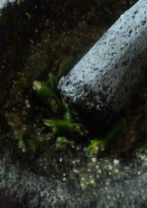 Una foto de Salsa con polvo de charal al mezcal mexicana de chilitos de agua dulces