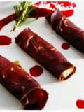 Canutillos de cecina con mousse de pato y mermelada de granada