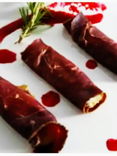 Una foto de Canutillos de cecina con mousse de pato y mermelada de granada