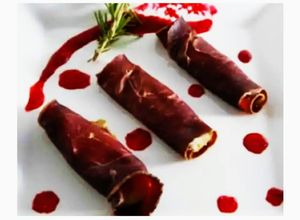 Foto principal de Canutillos de cecina con mousse de pato y mermelada de granada