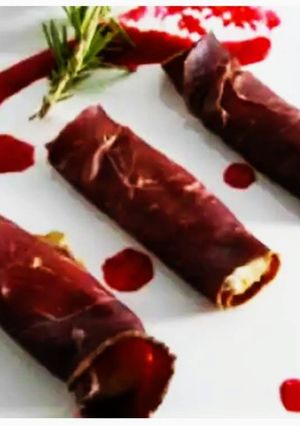 Una foto de Canutillos de cecina con mousse de pato y mermelada de granada