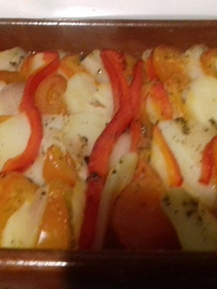 Una foto de Papas al horno con tomate, cebolla y pimiento