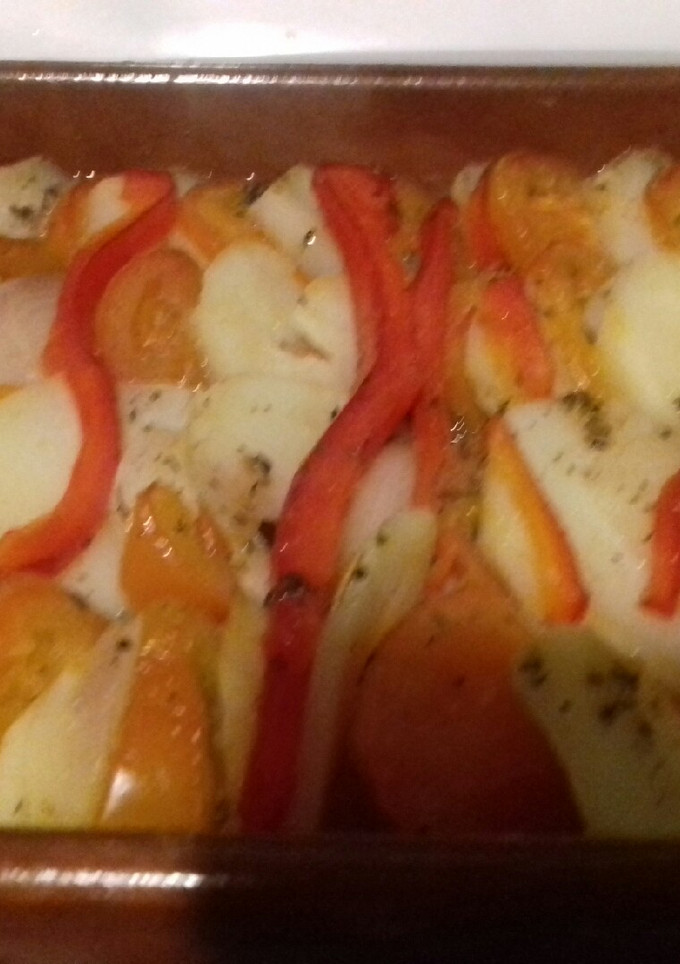 Una foto de Papas al horno con tomate, cebolla y pimiento