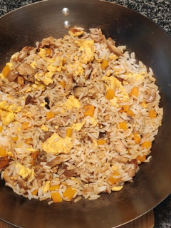 Una foto de Wok de arroz frito con sobras de pollo